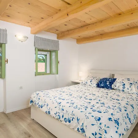 In With Kitchen Punta Kriza